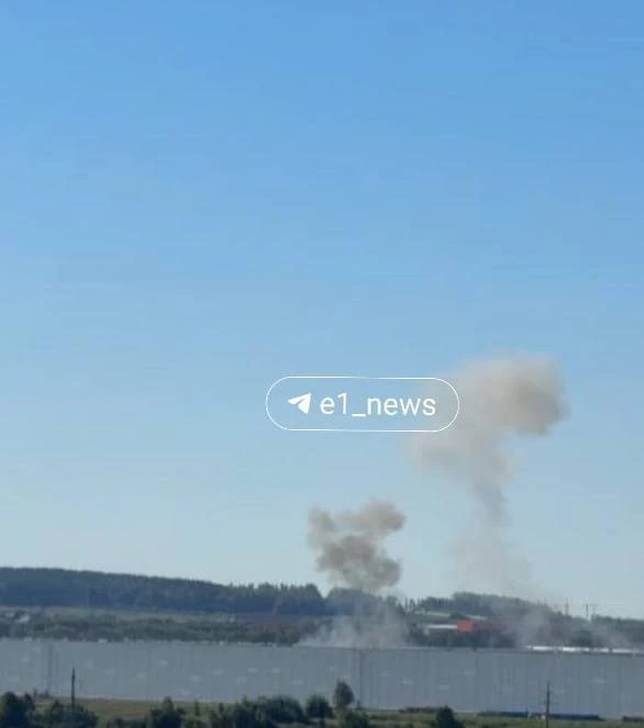 🚨 В Чкаловском районе заметили сразу два столба дыма

Дым виден из разных точек района. Что именно 