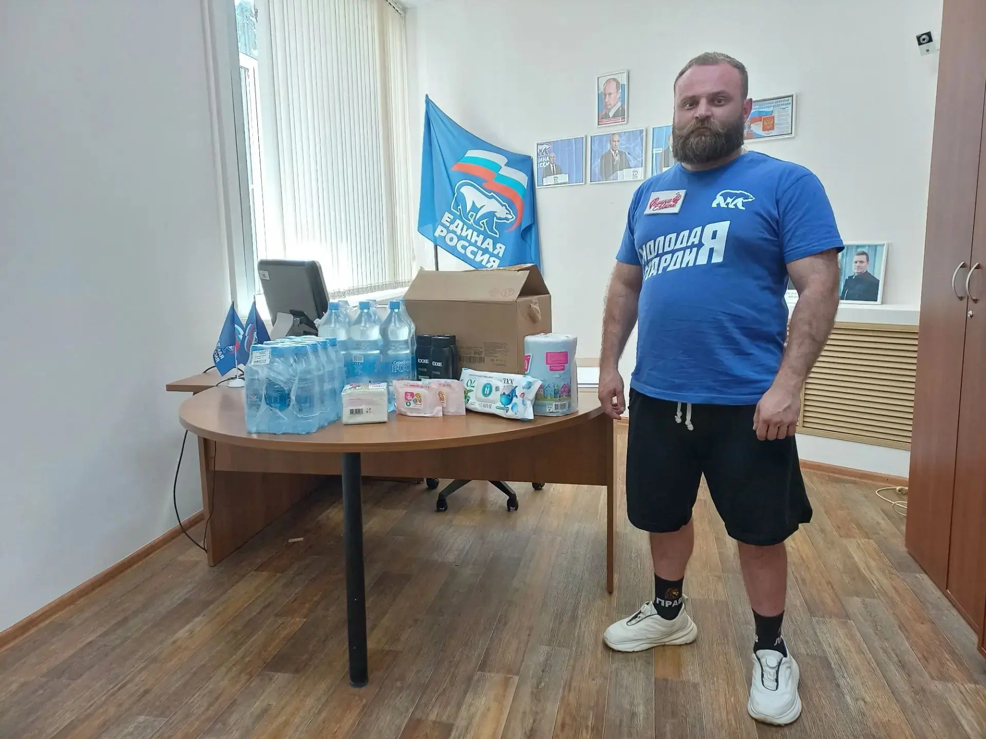 Молодая гвардия в лице Артема Ладного передала гуманитарную помощь бойцам через городск...