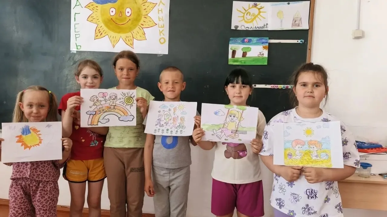 Выставка рисунков "Мир глазами детей"