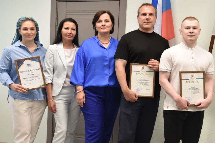 В Минспорта наградили спортсменов и тренеров по пауэрлифтингу

Почётные грамоты вручала министр.

По