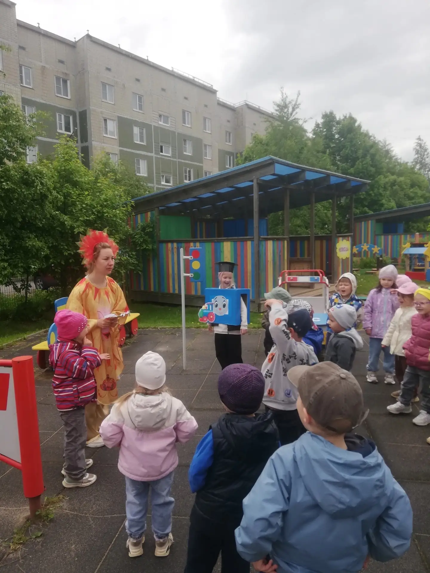 " ПРАЗДНИК ЛЕТА"

Лето-самое любимое и радостное время года. В нашем детском саду 1 июня по традиции