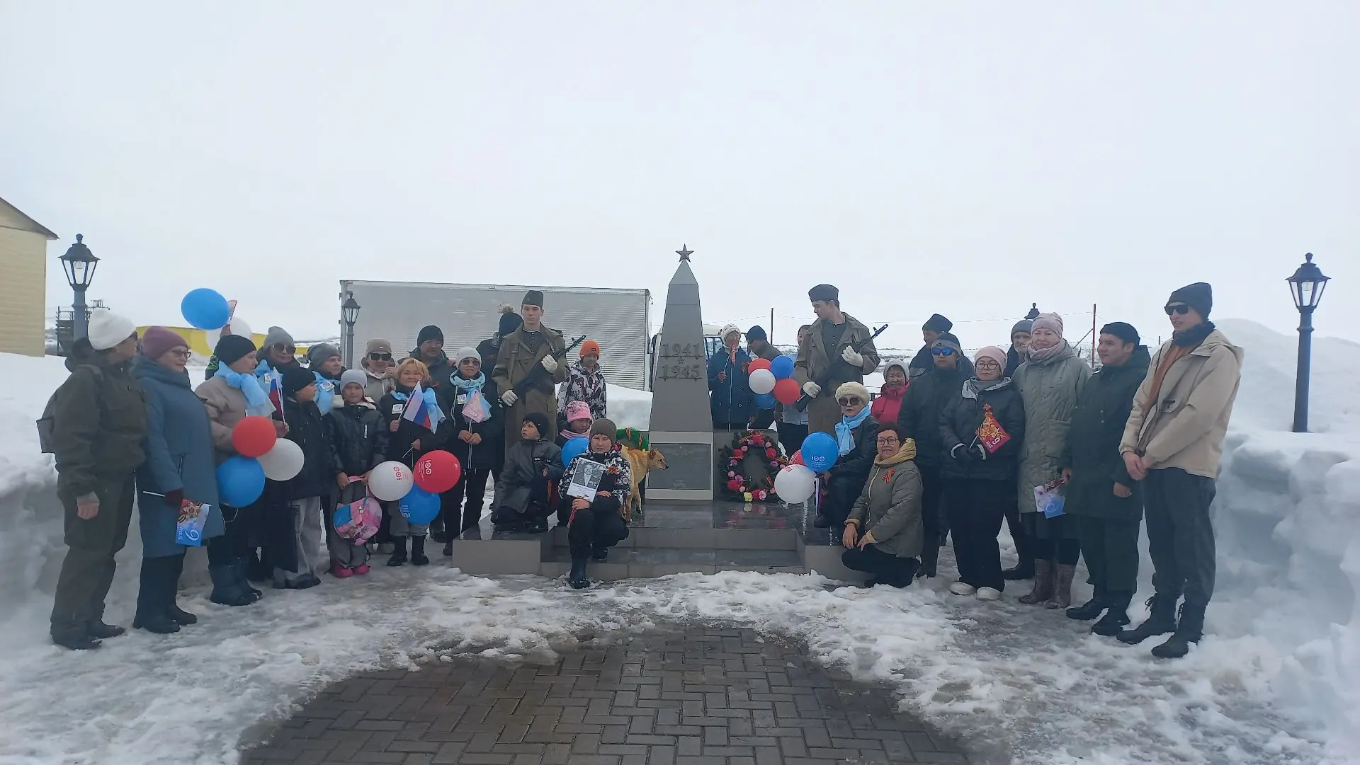 Митинг ко Дню Победы: Поклонимся великим тем годам!