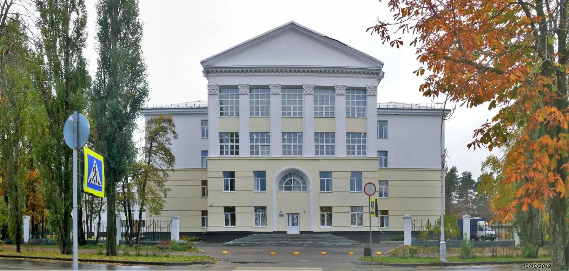 Накануне Дня знаний рейтинговое агентство RAEX опубликовало списки лучших школ по итога...