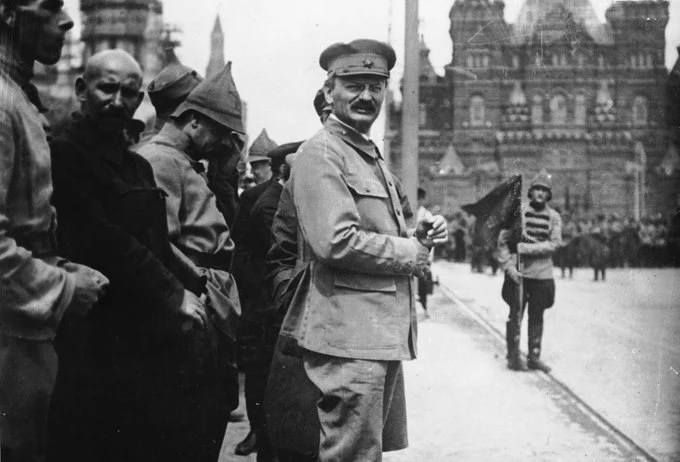 Лев Троцкий на военном параде на Красной площади, 1924 год. 🧧