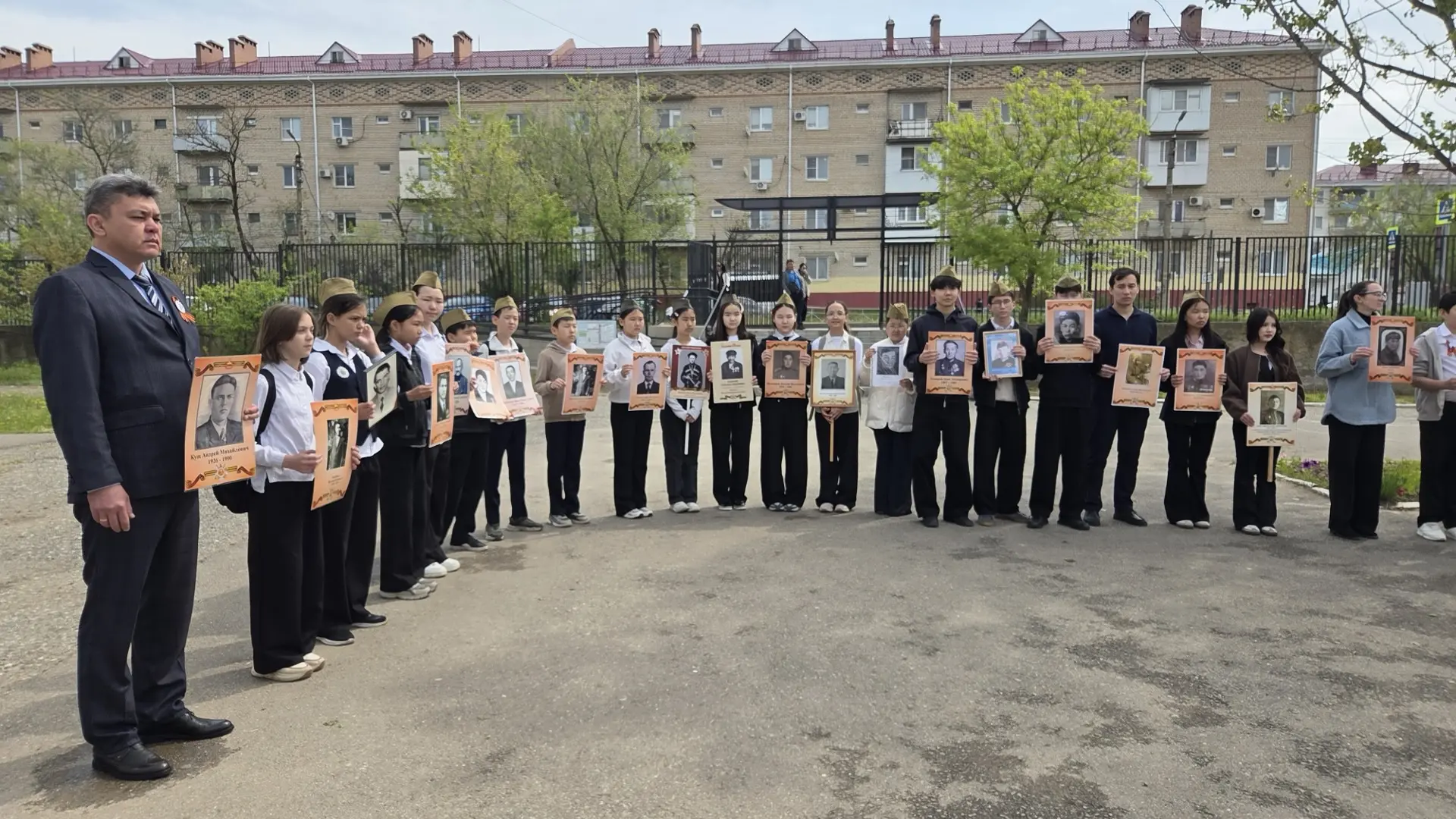 🕊️ «Бессмертный полк»: наша школа хранит память!  В этом году наша школа с гордостью и трепетом прис