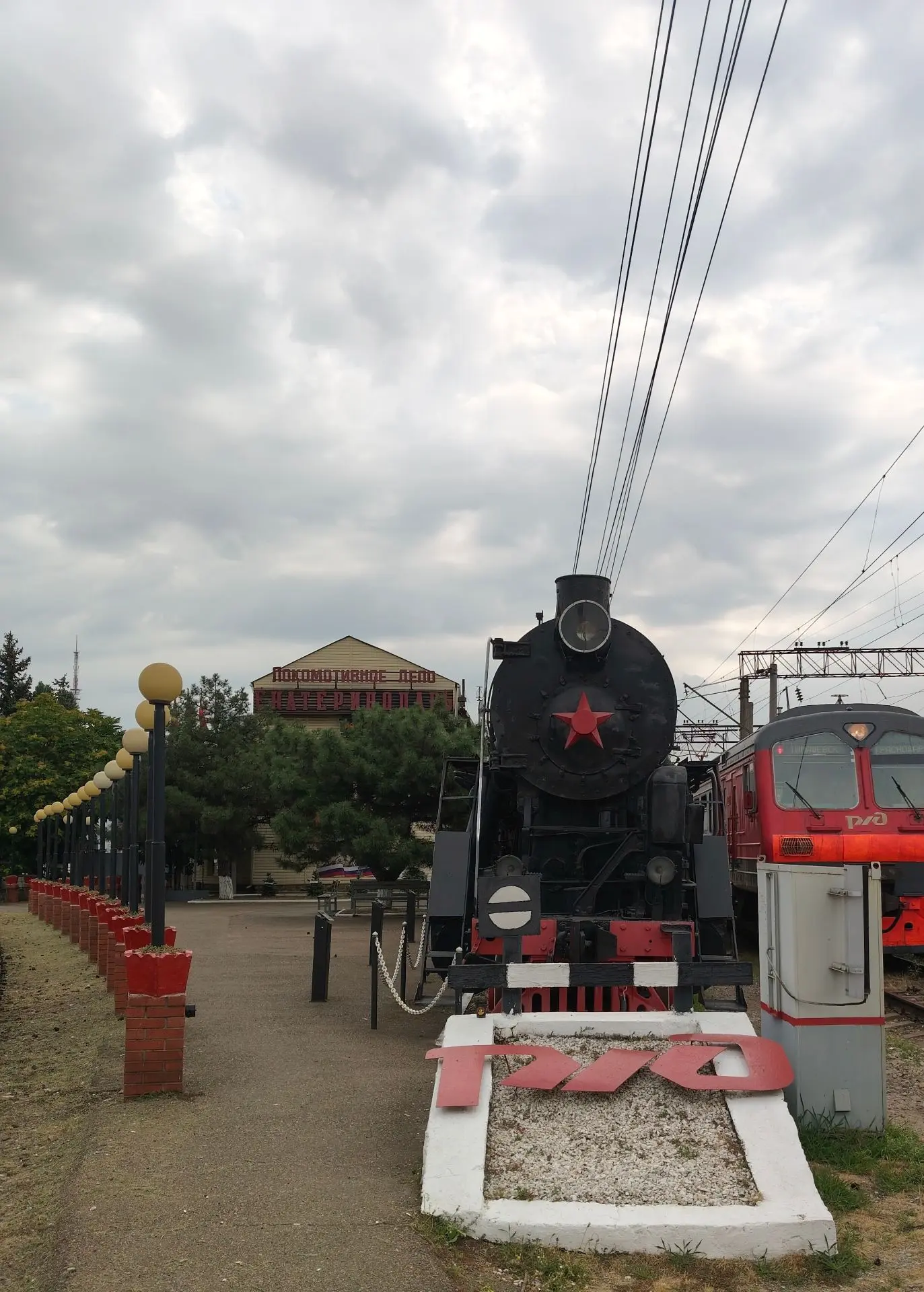 Старость меня дома не застанет....