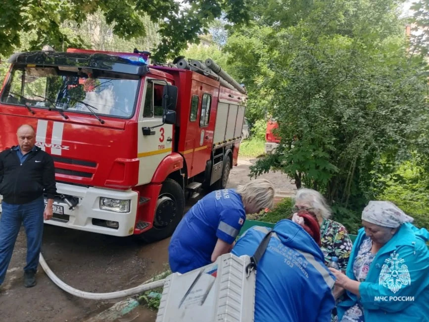 🚒 В Туле пожарные спасли восьмерых человек из горящего дома.