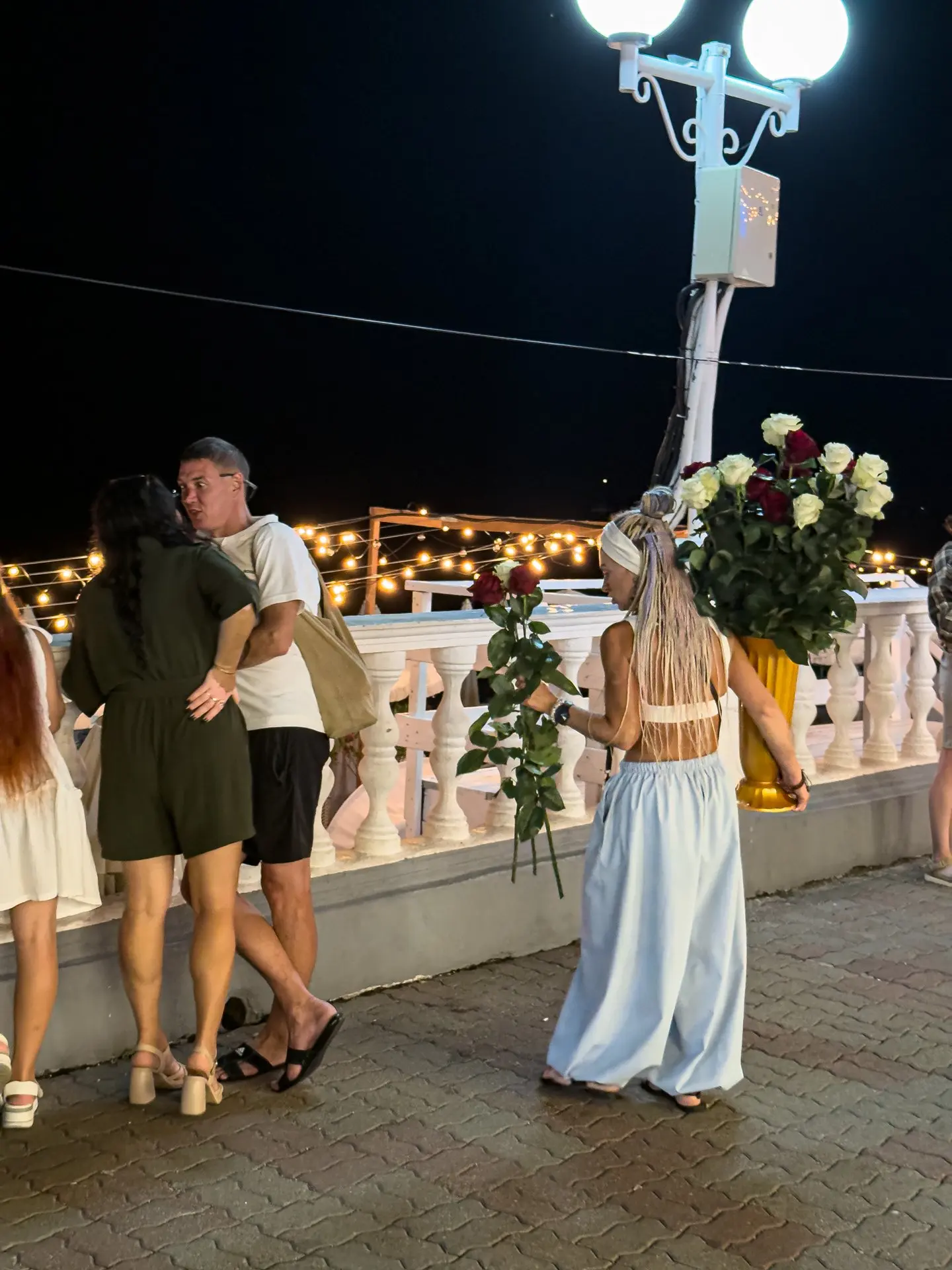 Посмотрите на его глаза, похоже мужик узнал, сколько стоит одна роза🤣