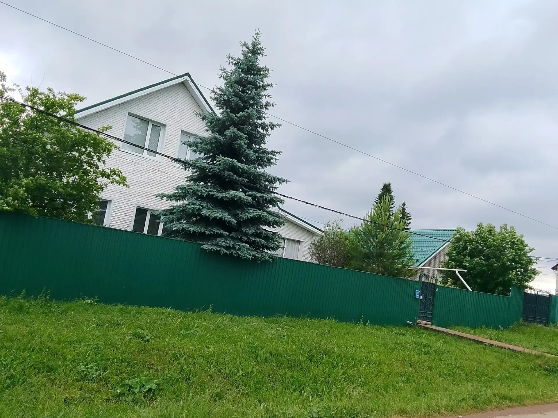 Продам просторный 2 эт кирпичный дом.  (4 спальни + 2 санузла + большая кухня .)