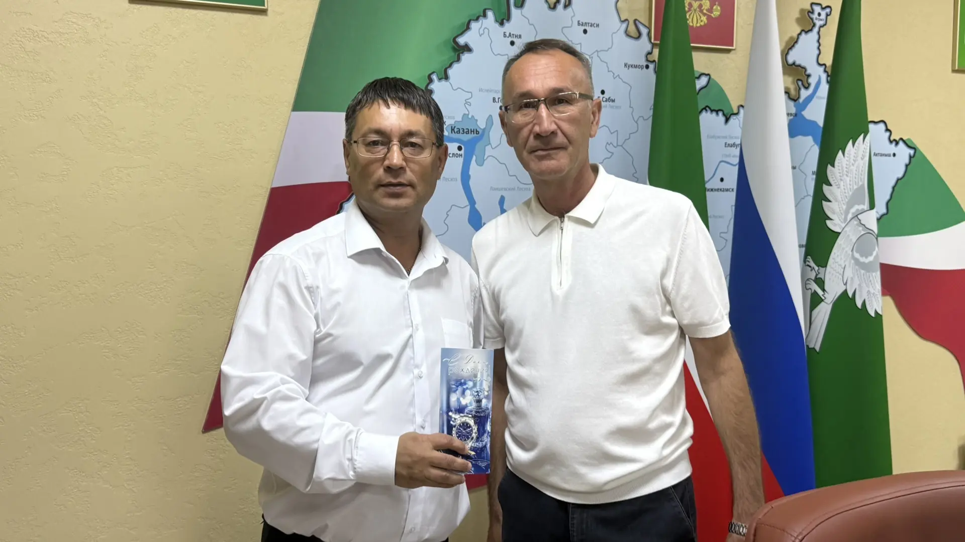 В рамках ежедневного оперативного совещания состоялось поздравление помощника главы рай...
