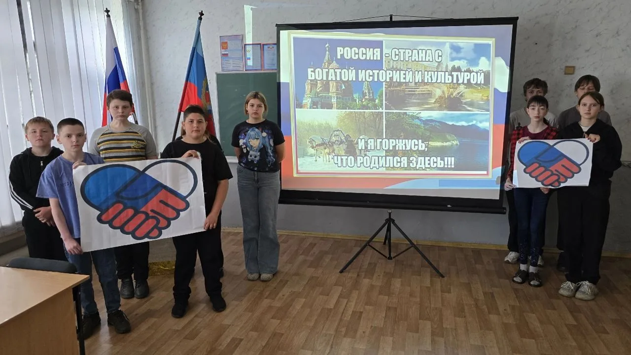 В преддверии государственного праздника — Дня России — на пришкольной тематической площ...