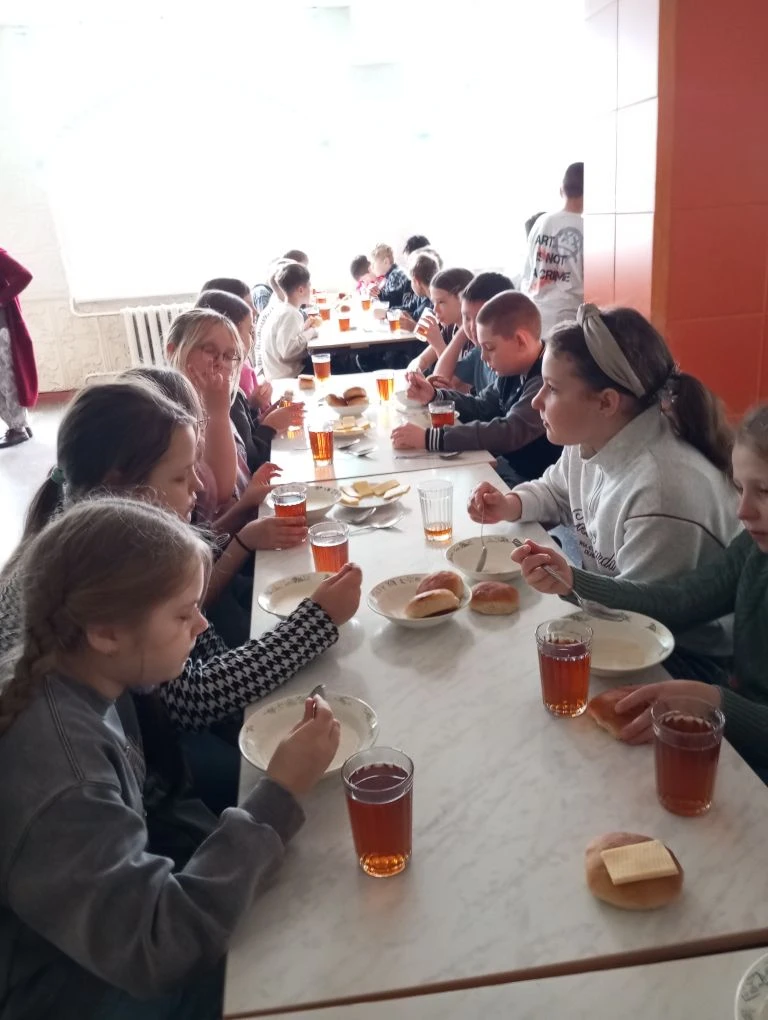 В школе с 6 по 10 апреля работает пришкольный лагерь " Кругозор". Педагоги проводят для ребят интере