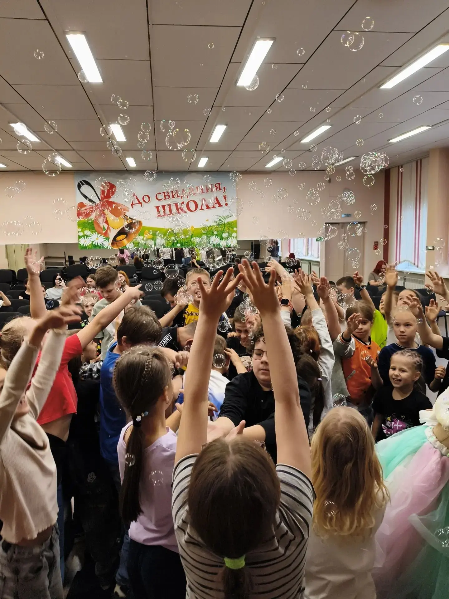 🎉 У нас в лагере — БУМ эмоций! 🎉
Только что завершилось потрясающее шоу мыльных пузырей, и гости в