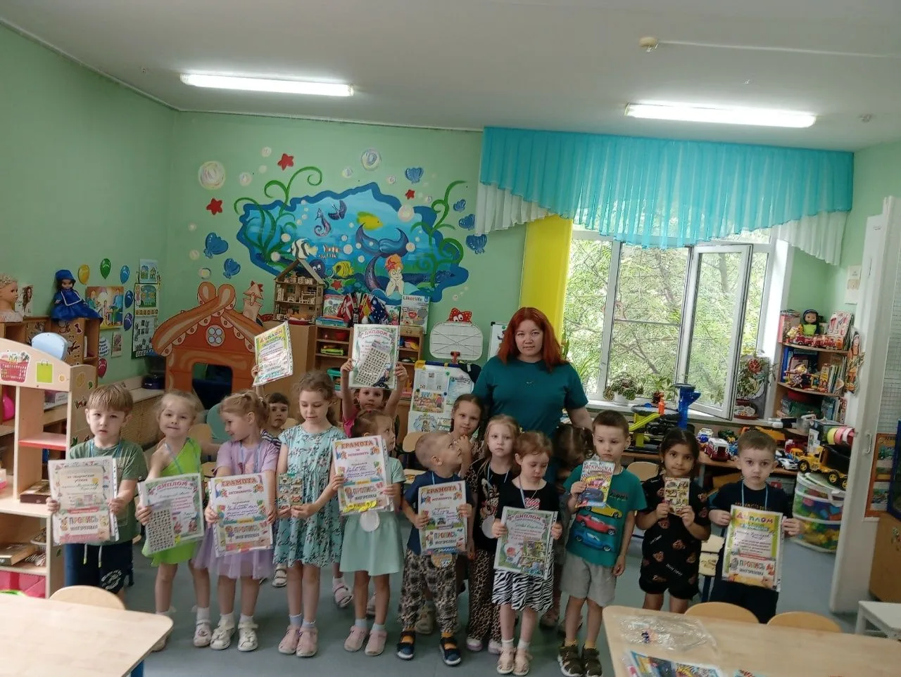 Незаметно время пролетело,
Стали мы на год взрослее!
Мы играли, рисовали,
Книжки разные читали!
Науч