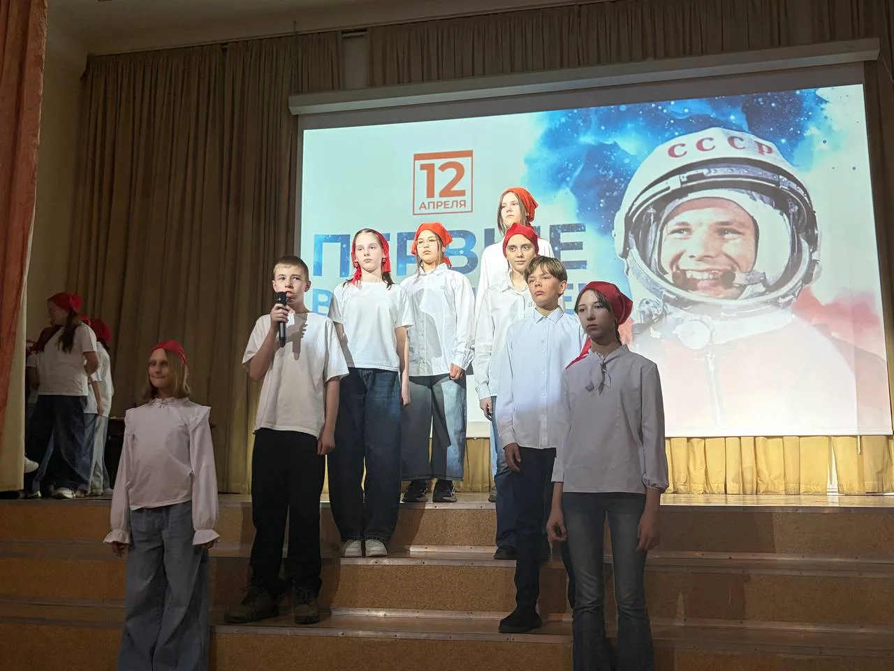 🚀 День космонавтики в нашей школе!  🎙Ребята из 6 «Е» класса под руководством советника директора Ков