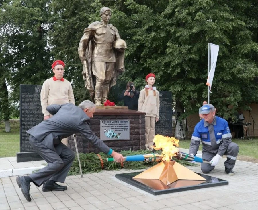 🔥 В селе Дросково Покровского района зажгли Вечный огонь на братском захоронении советских воинов

