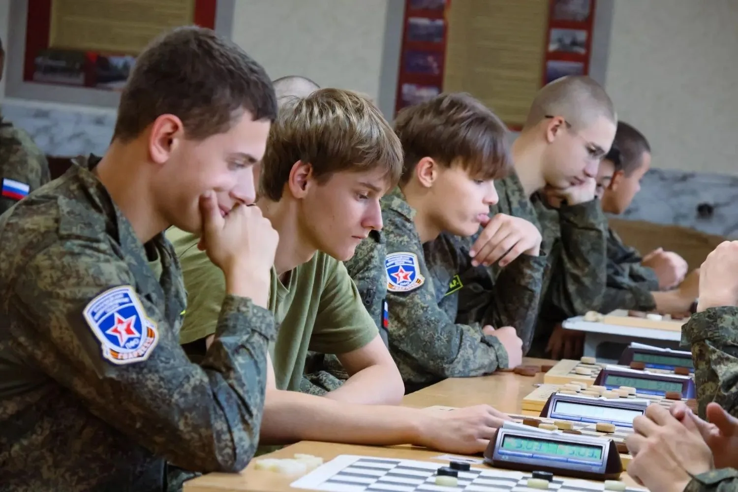 На юнармейских военно-патриотических сборах «Гвардеец» продолжаются спортивные соревнов...