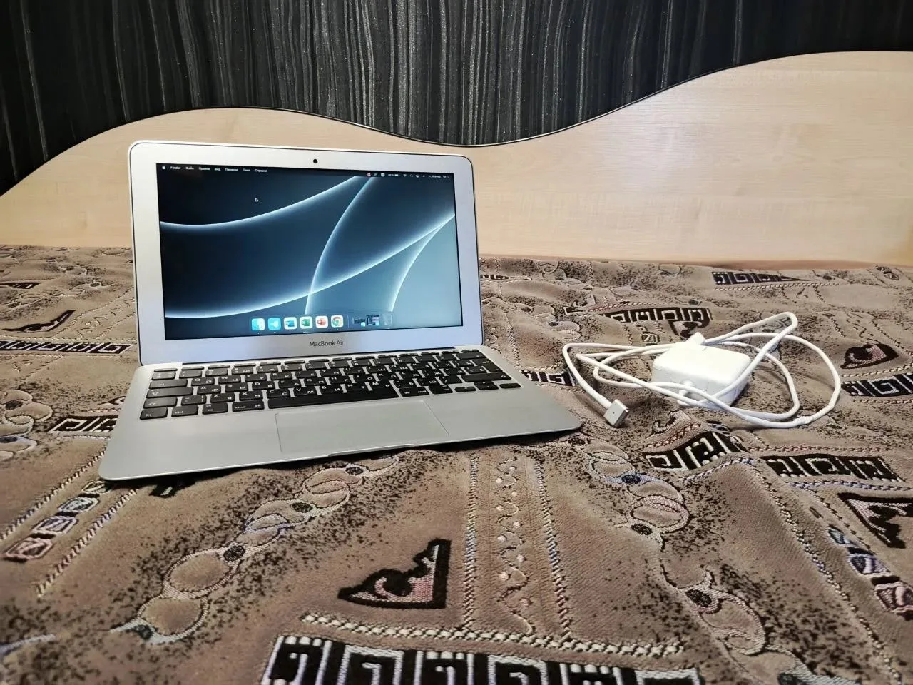 Продам MacBook Air 13’ , отличный ноутбук, красочный, качественный экран, хорошее железо. Батарея де