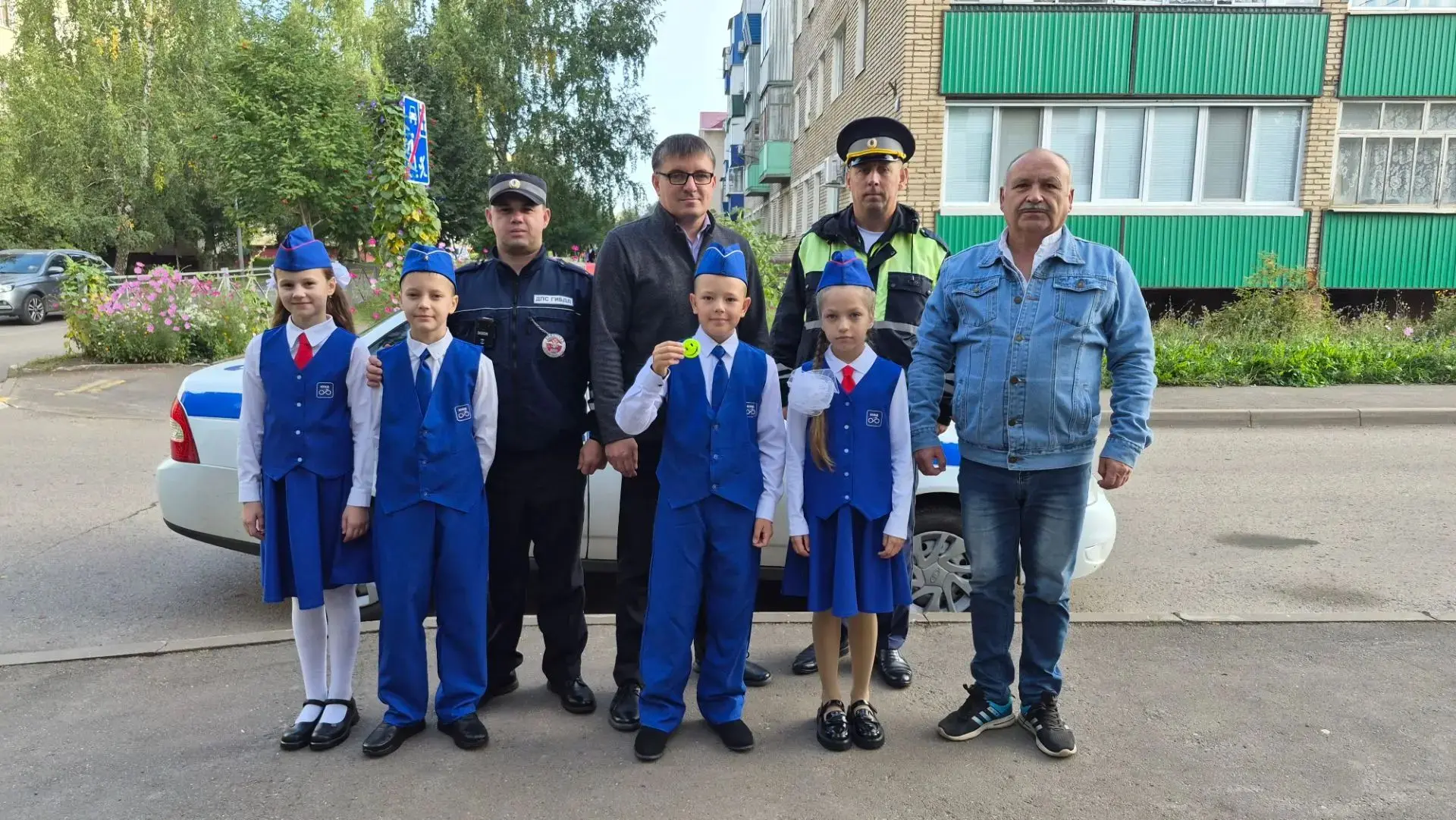 Безопасная дорога в школу: юные инспекторы помогают первоклассникам