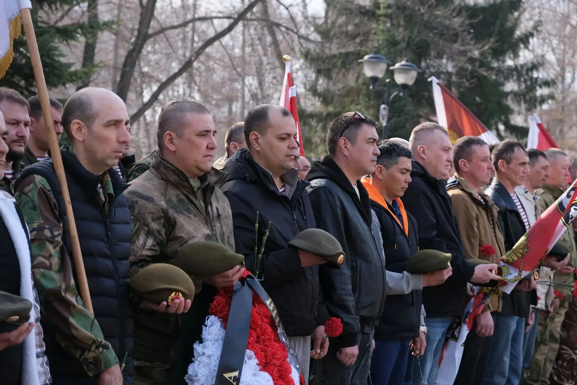 Сегодня, в День  войск национальной гвардии России, в парке Победы возложили цветы к стеле воинам-ин