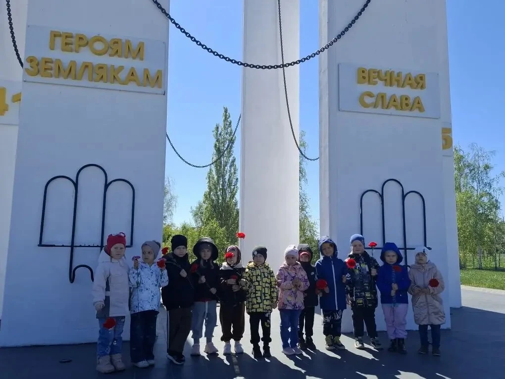 Ребята групп «Капельки» и «Полянка» солнечным майским днём совместно с воспитателями со...