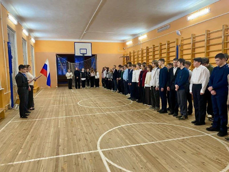 Утро понедельника начинается с традиций! Сегодня в нашей школе прошла еженедельная торжественная лин