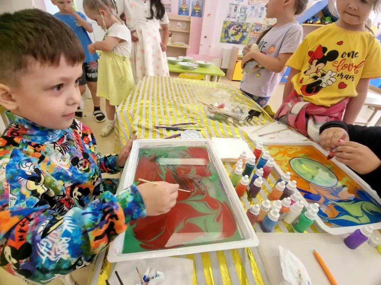 🎨Яркие мастер-классы по эбру прошли в 5,6,8 группах! Ребята рисовали на воде летние сказочные цветы