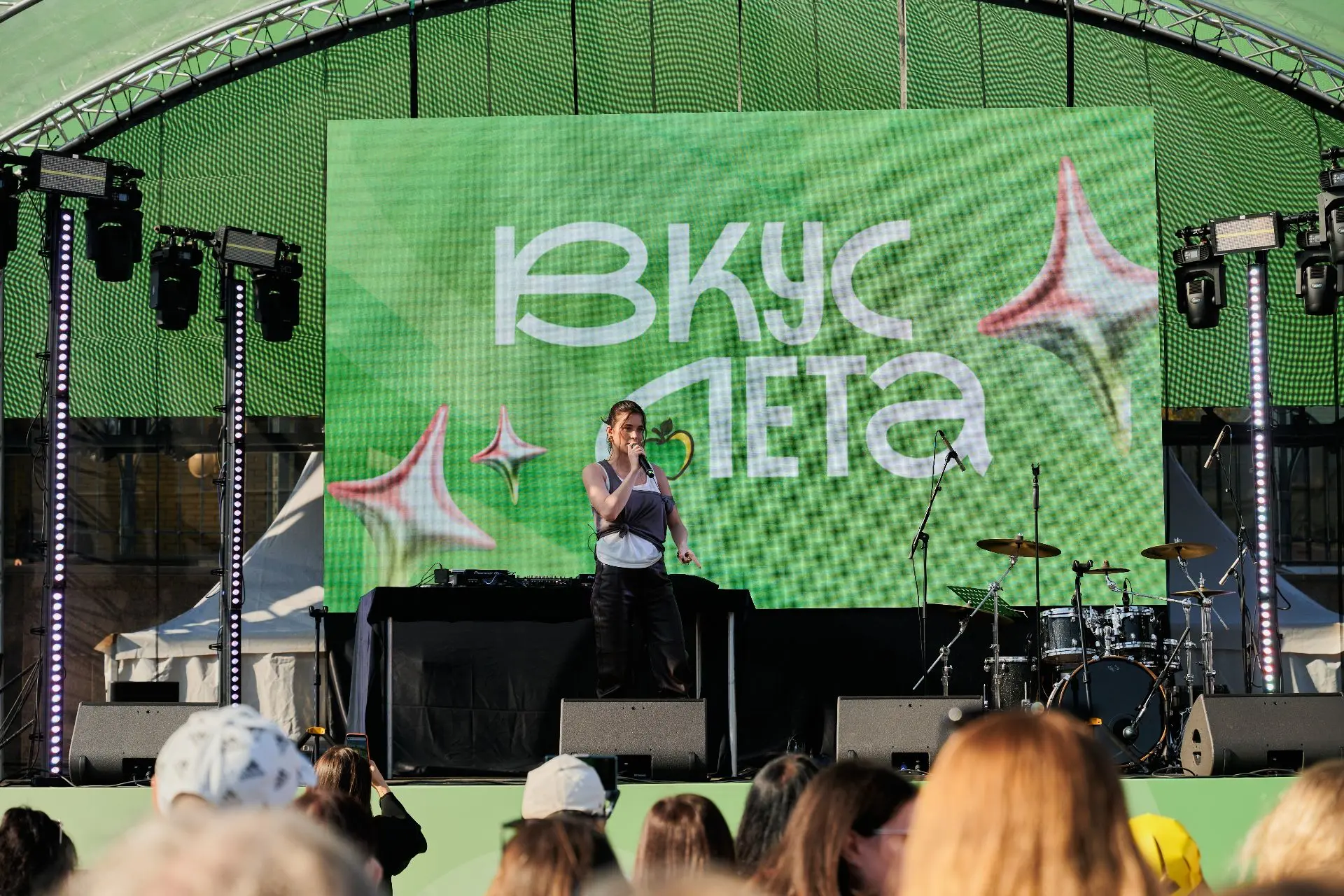 Волонтёры Москвы, как пчёлки, очень заняты 💜 

Все выходные ребята помогают на фестивале «Вкус лета
