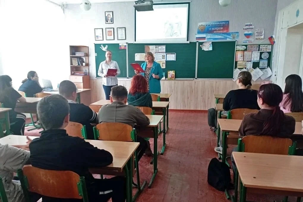 В Михайловской СОШ №3 прошёл библиотечный урок ко Дню славянской письменности  Сотрудники Михайловск