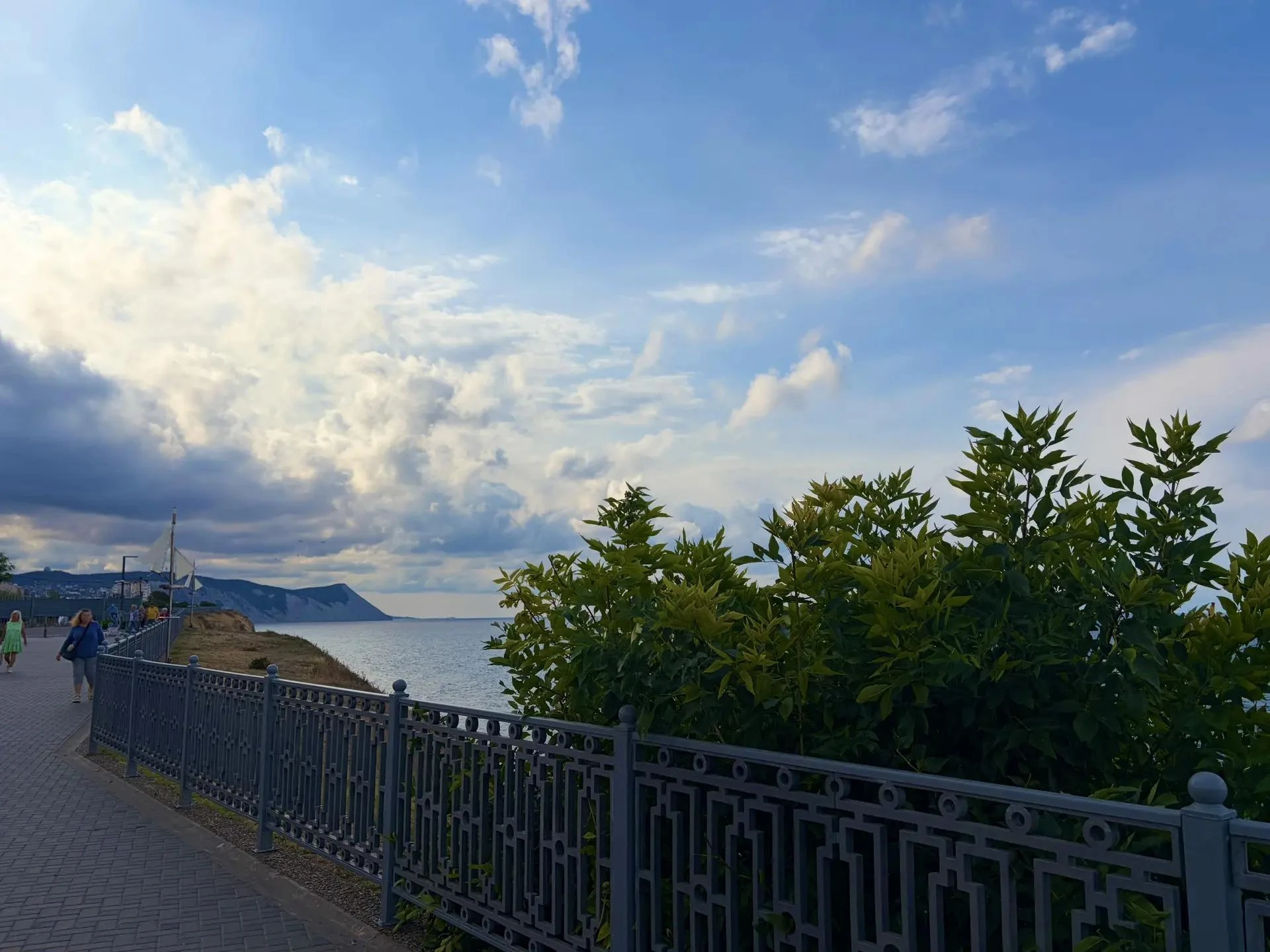 Атмосфера днём 14 сентября в Анапе: облачно с прояснениями, но тепло🌥