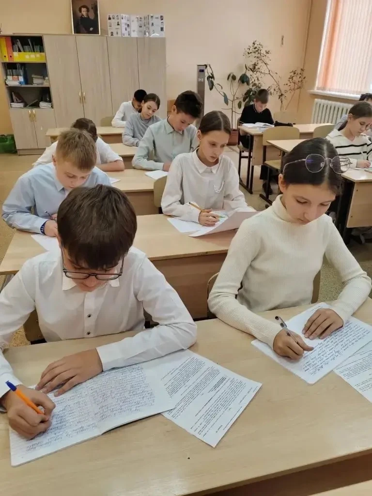 Вести с урока 📚  На уроках русского языка обучающиеся 5Д класса (учитель Сатвалдиева Е.И.) готовятся
