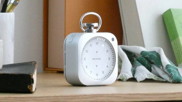BALMUDA переосмыслила время: часы The Clock без стрелок, которые светятся и помогают ус...