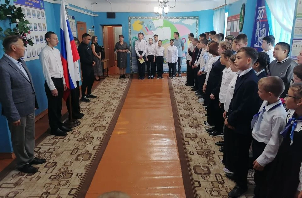 🇷🇺 С флага и гимна: как началась неделя в Красновосходской КШИ