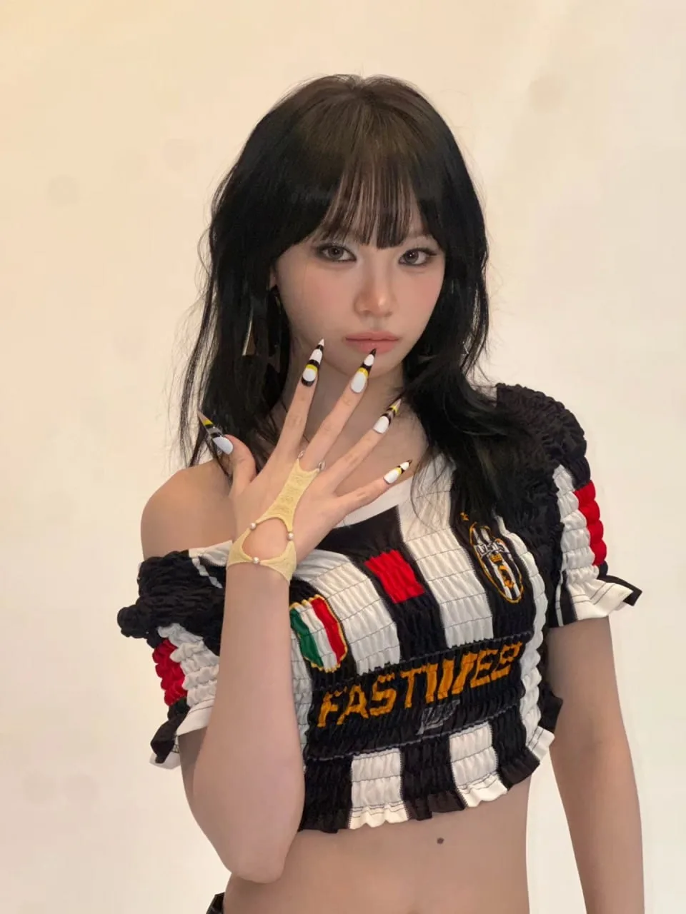 ⛑️🇰🇷 Мировые тренды окрашиваются в чёрно-белое: K-pop суперзвезда Ким Чэвон примерила...