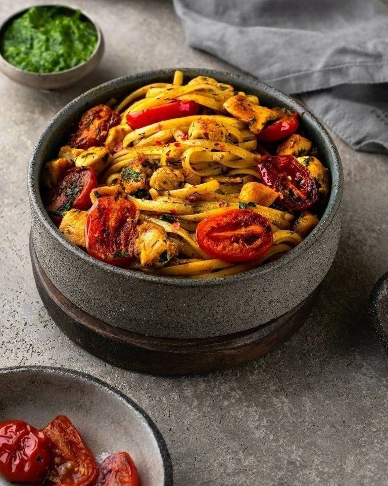 Паста с курицей и помидорами черри