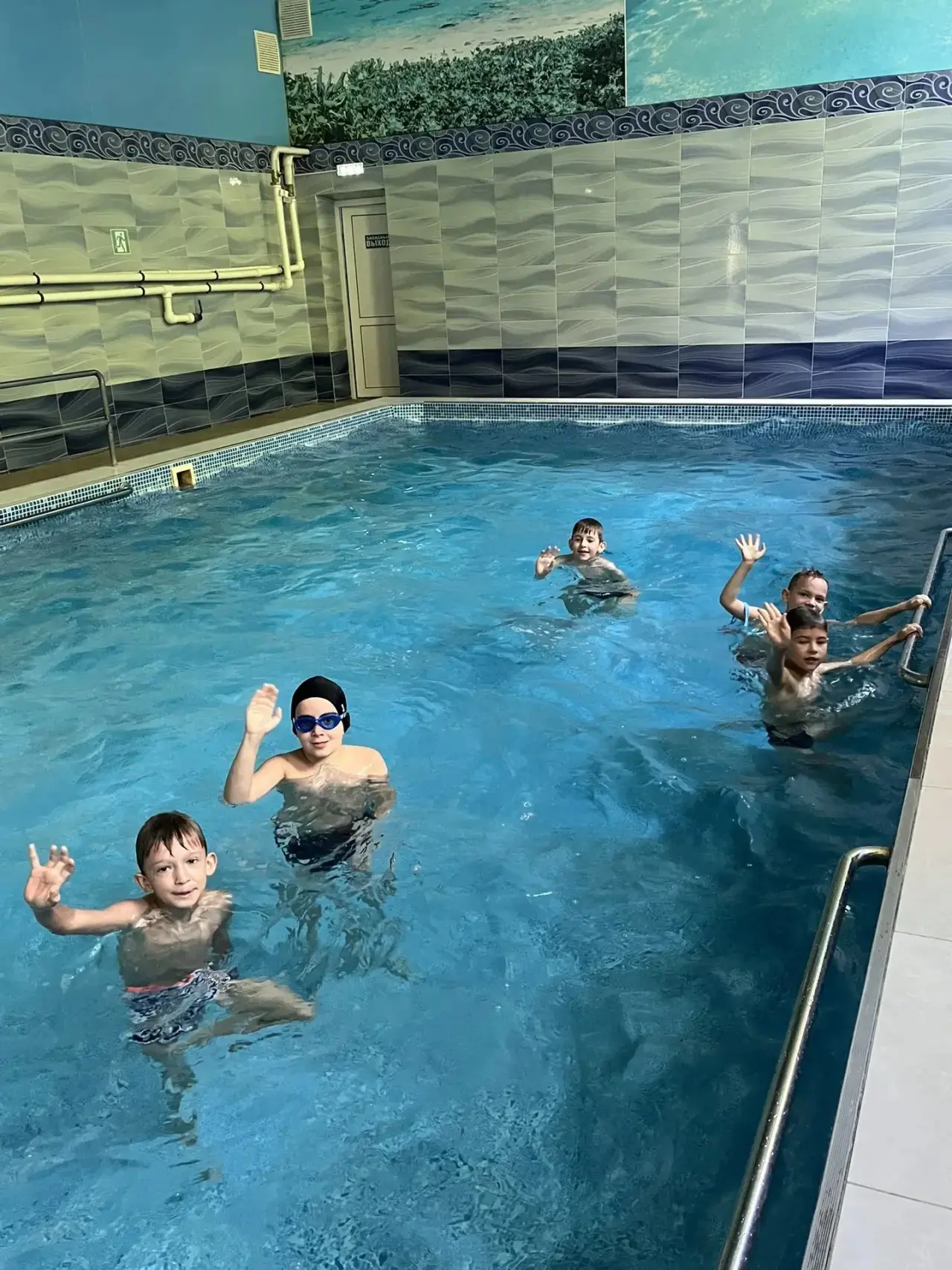 Мальчики 11 отряда весело проводят время в бассейне 🏊‍♂️