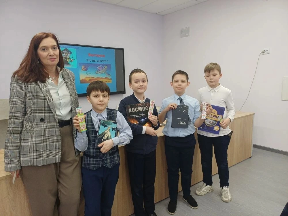 Неделя Космоса в школьной библиотеке🚀🚀🚀   С 6 по 11 апреля в библиотеке проходила тематическая «Неде