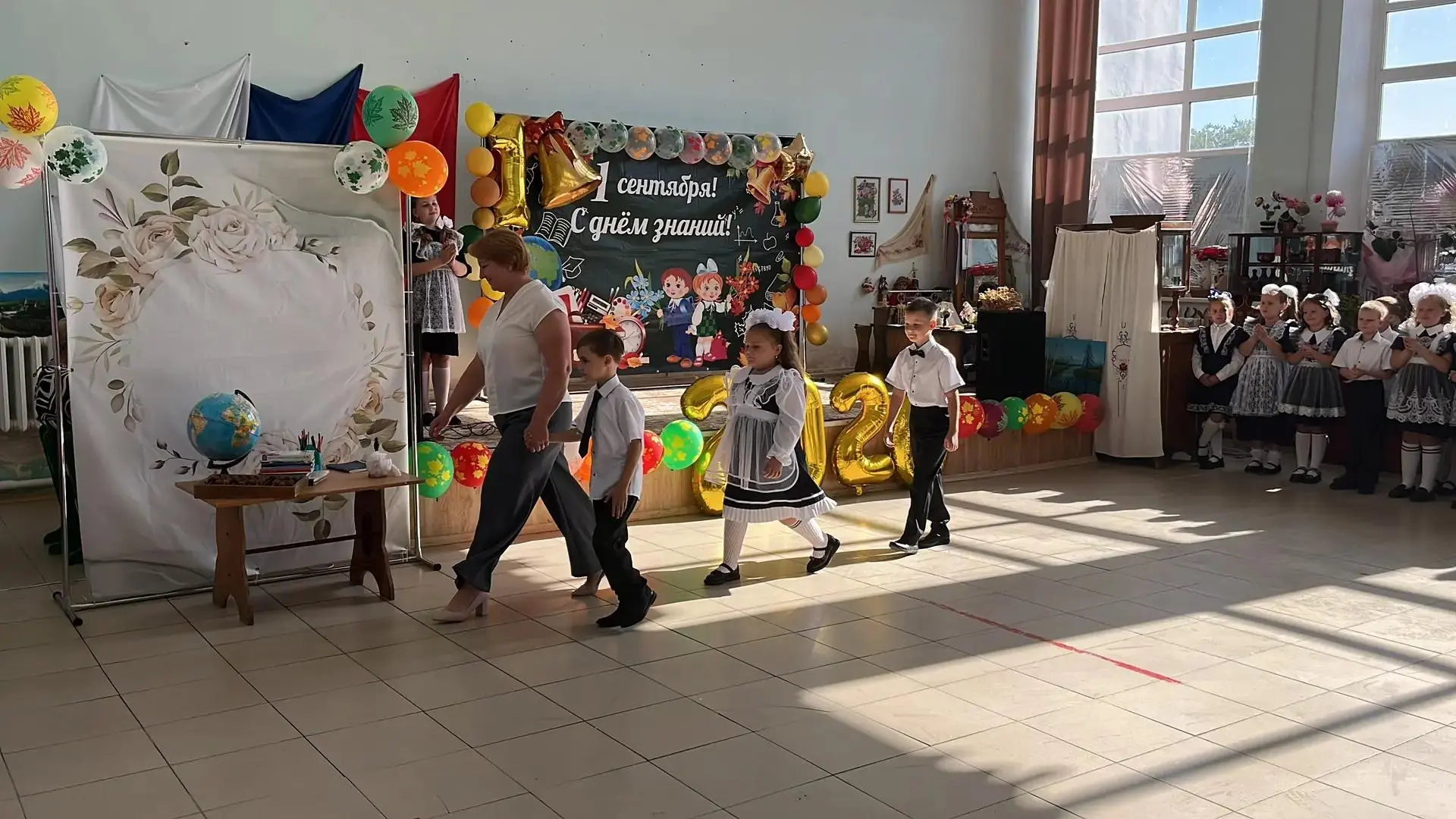 С Днем знаний! В нашей школе прозвенел первый звонок! 🔔✨