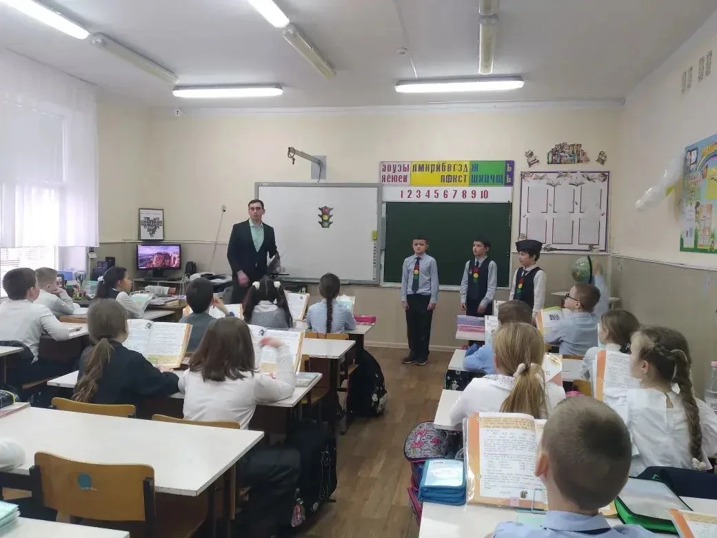 🚦 Учимся безопасности на дорогах!  Сегодня у ребят из 2-го класса МБОУ СОШ №18 прошло необычное и оч