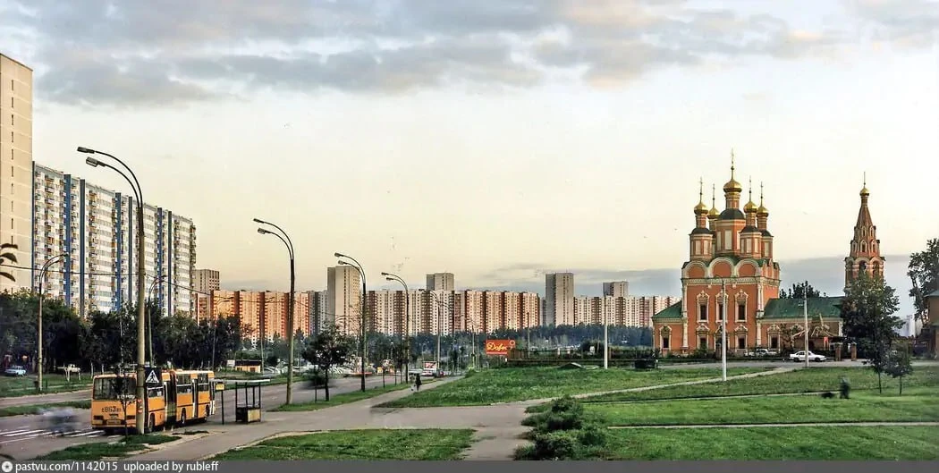 Проспект Вернадского и храм Архангела Михаила в Тропарёве, 1996 год.