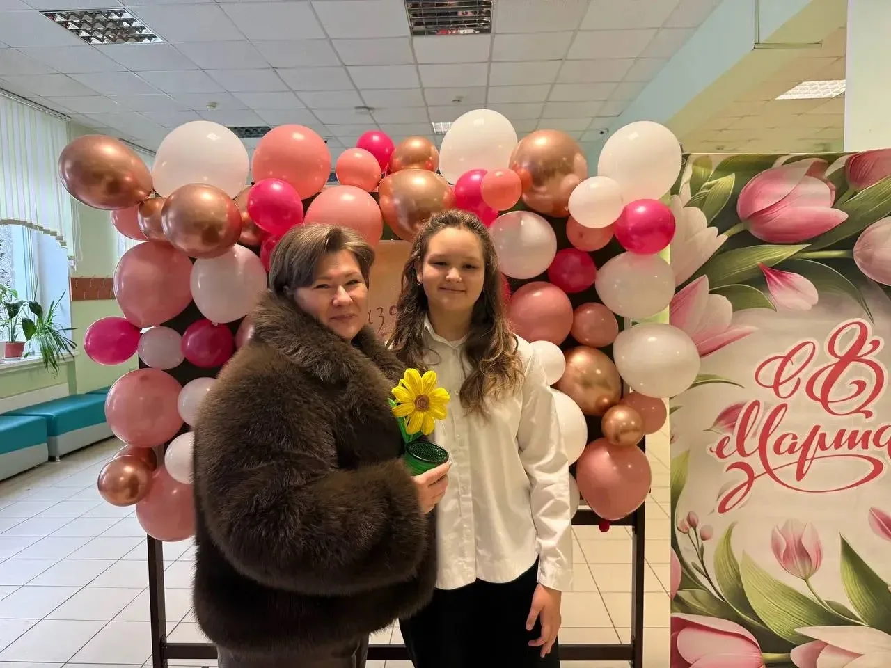 💐 ВЕСНА В НАШЕЙ ШКОЛЕ — ПОЗДРАВЛЕНИЕ ДЛЯ ЖЕНЩИН!  ☀️ Сегодня активисты нашей школы устроили тёплое и