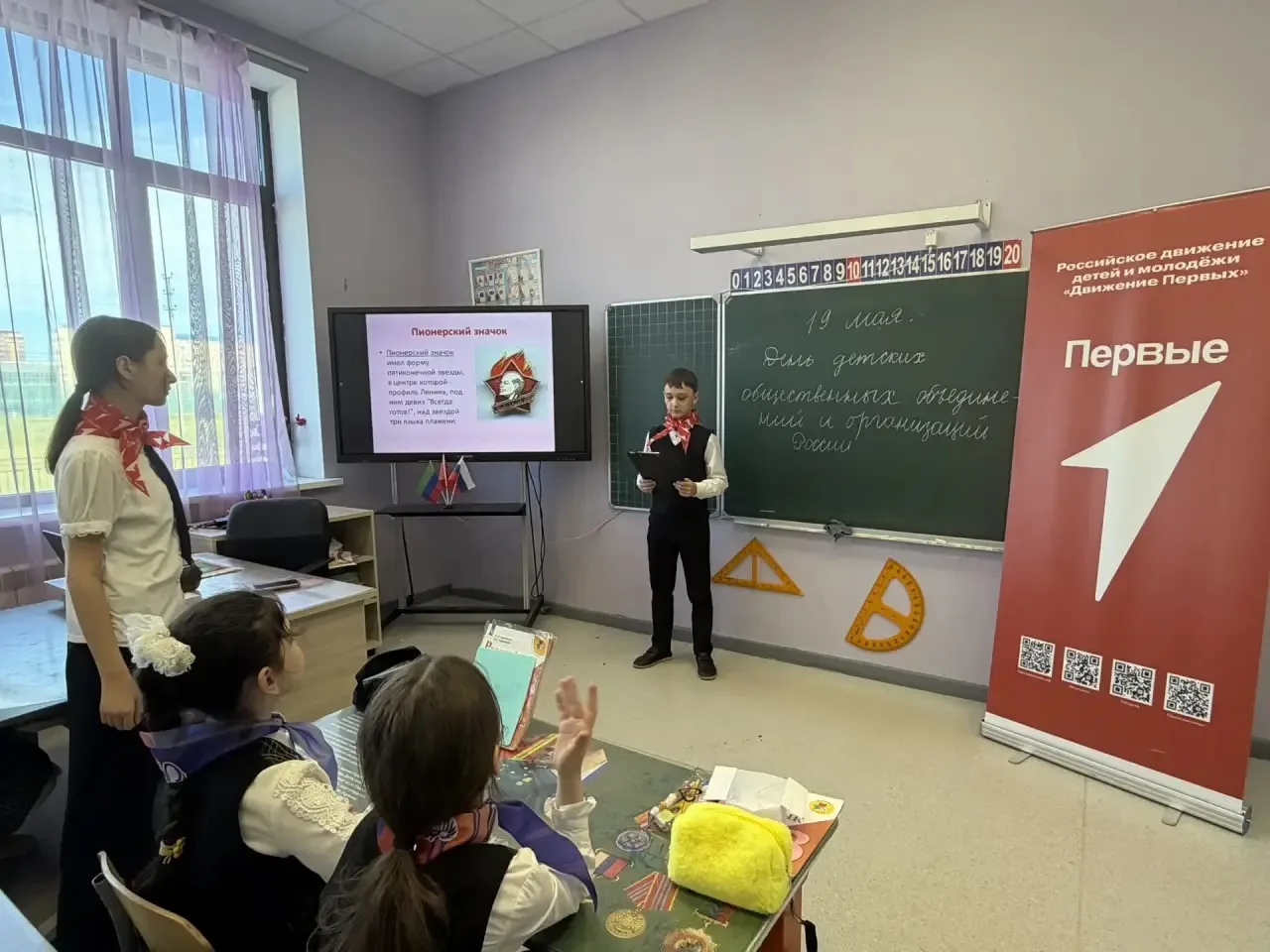 Наши учащиеся , входящие в ученическое самоуправление «Движение первых» совместно с советником дирек