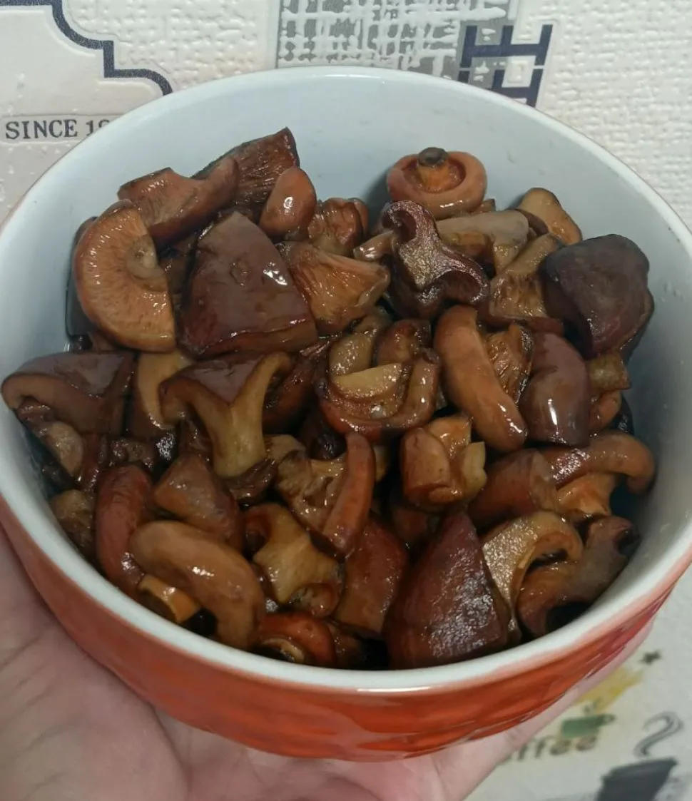 Вкусняшка 😍 в перерыве между лепкой пельмешек