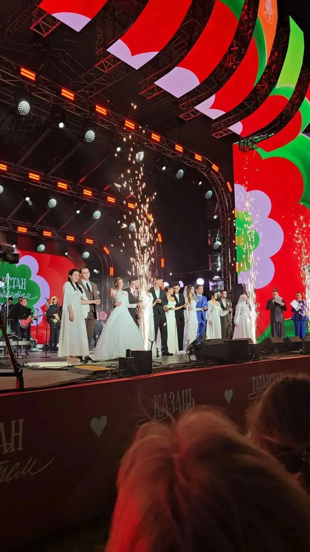 ⚡На концерте у Чаши на сцене в торжественной обстановке женились сразу семь пар