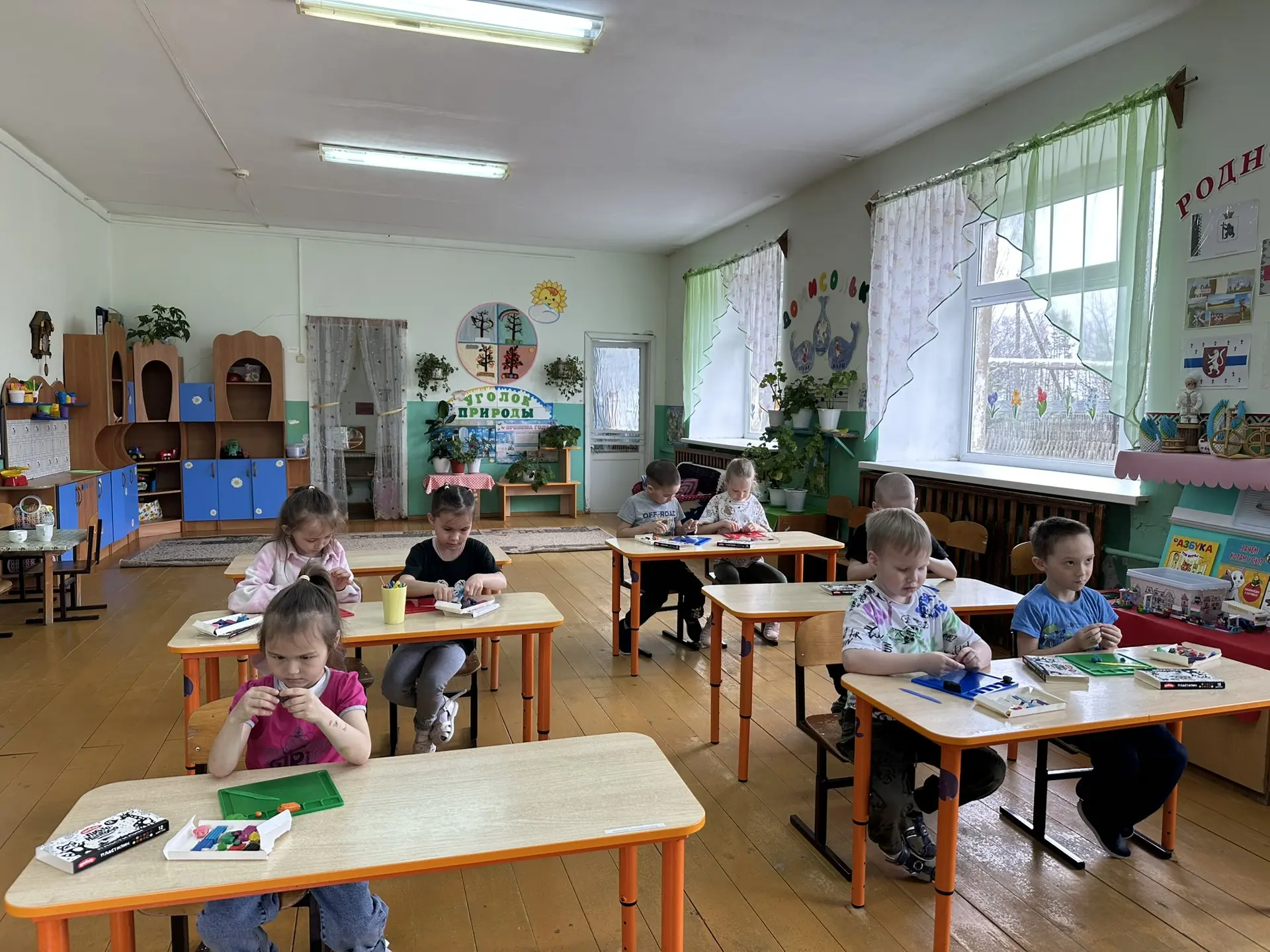 Лепка — любимое творческое занятие ребят нашей подготовительной разновозрастной группы,  развивающее