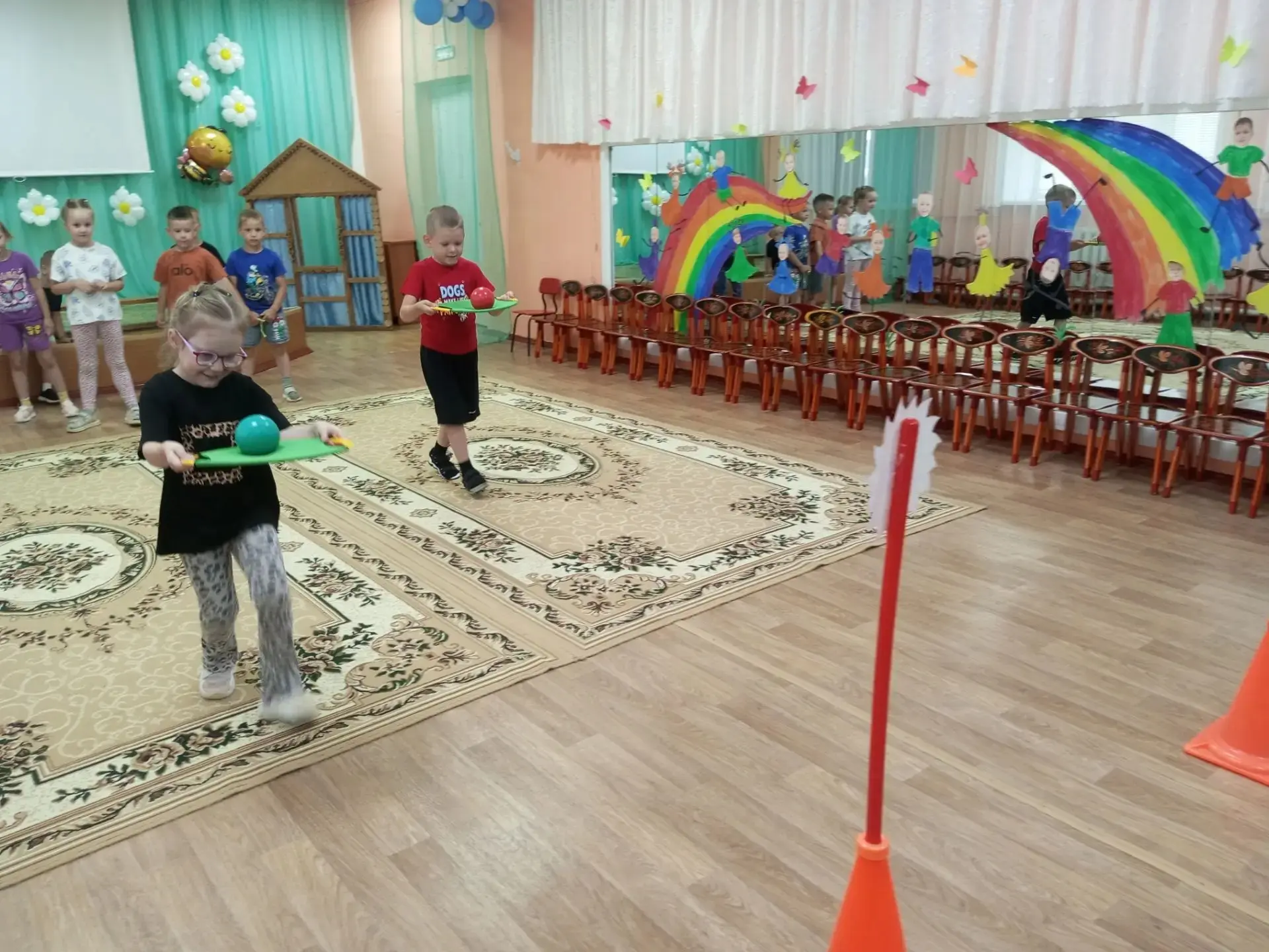 🌧☂⛹‍♀Если на улице дождик идёт, 
В зале поиграем — кто же вперёд? 
Не смотря на хмурый, дождливый д