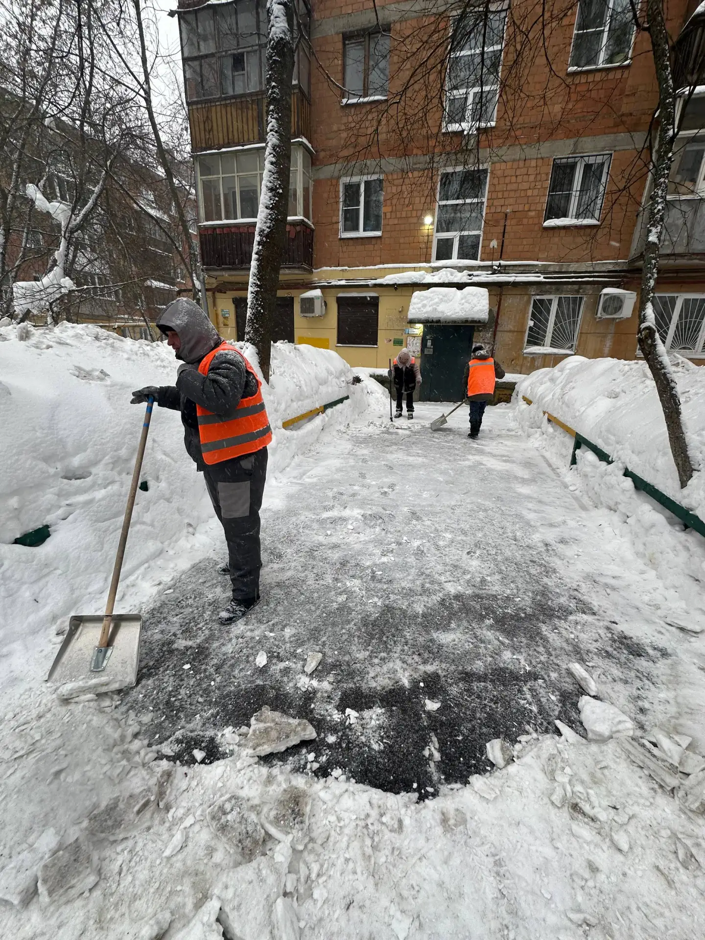 Продолжаем работать в усиленном режиме. Ежедневно очищаем придомовые территории от снега, чтобы обес