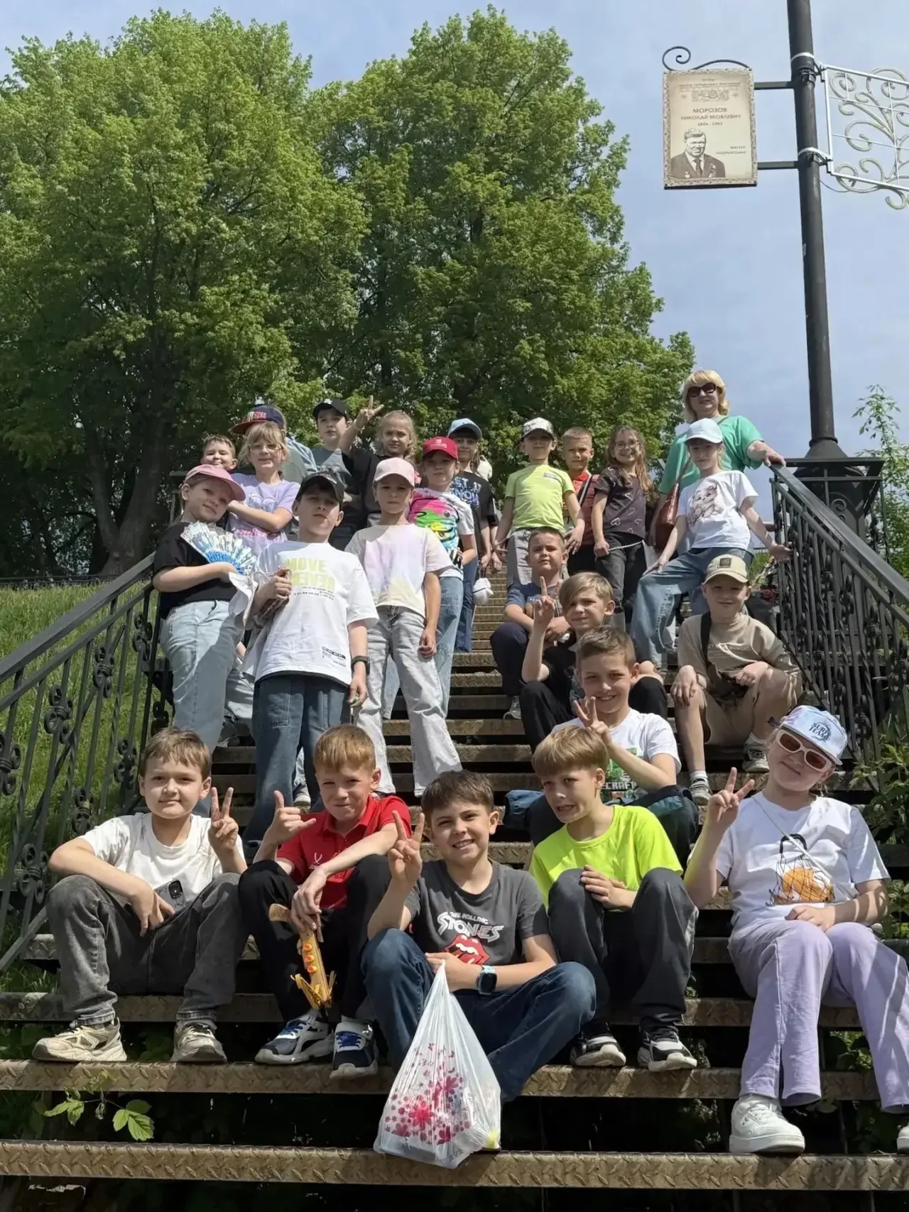 🏛️15 мая ребята 2 "В" класса совместно с классным руководителем Белозеровой Надеждой В...