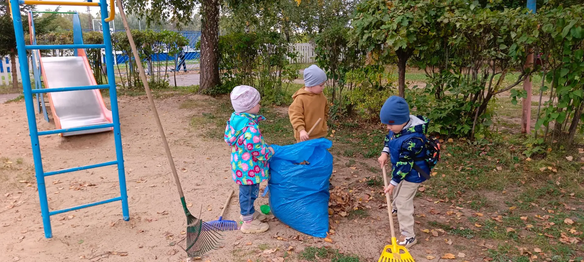 💪Маленькие помощники — большие дела! 🍂 На площадке нашей младшей группы кипела работа...
