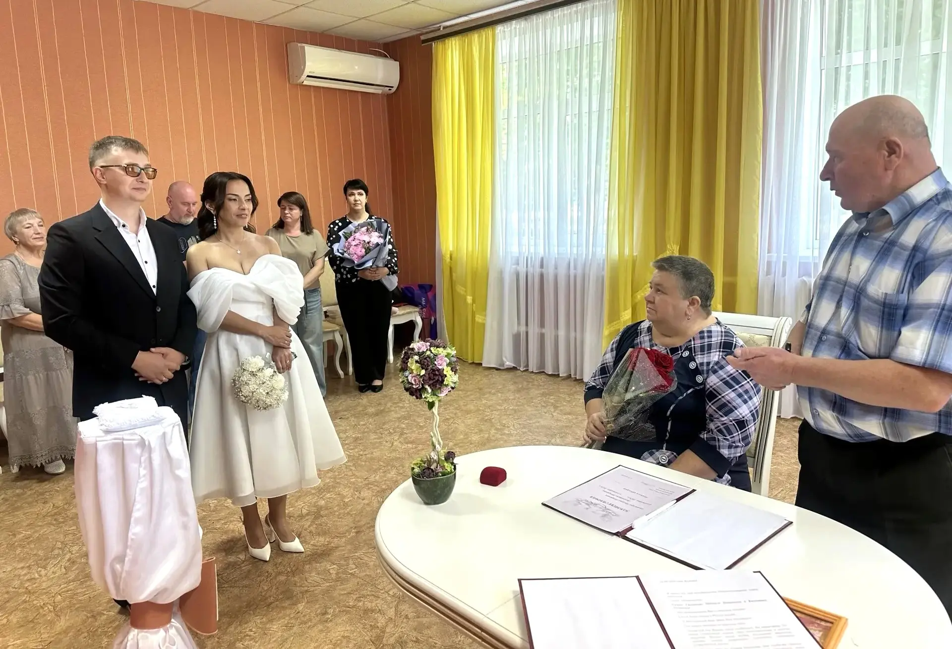 Два торжества: золотые юбиляры напутствовали молодожёнов